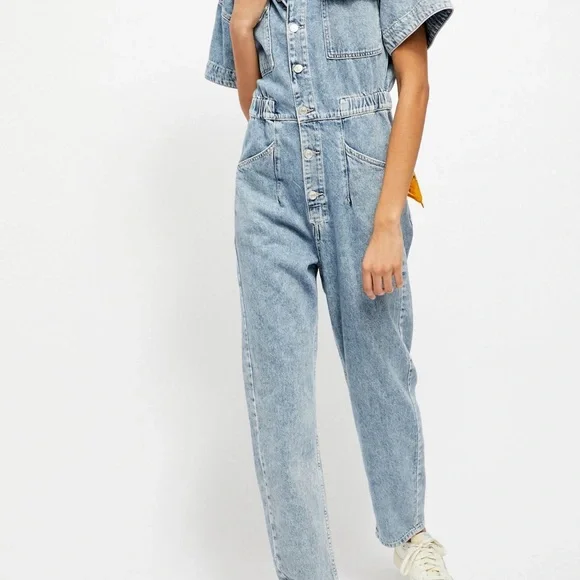 Denim Short-Sleeve Women's Jumpsuit - Light Blue - Picture 3 of 4